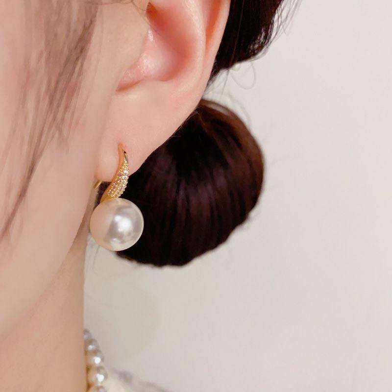 Elegant Pearl Curve Earrings – Micro-Pavé Gold Hook | 法式高跟鞋弧线珍珠耳钩