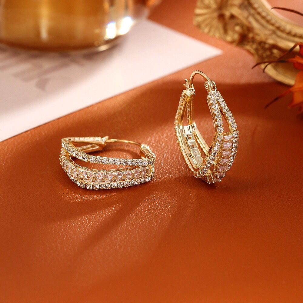 Geometric Full-Pavé Hoop Earrings – 14K Gold Plated | 几何满钻轻奢耳扣