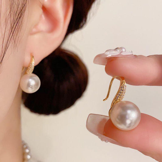 Elegant Pearl Curve Earrings – Micro-Pavé Gold Hook | 法式高跟鞋弧线珍珠耳钩
