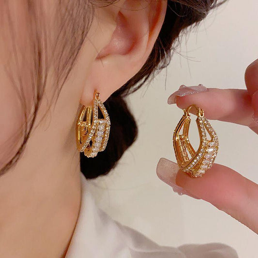 Geometric Full-Pavé Hoop Earrings – 14K Gold Plated | 几何满钻轻奢耳扣