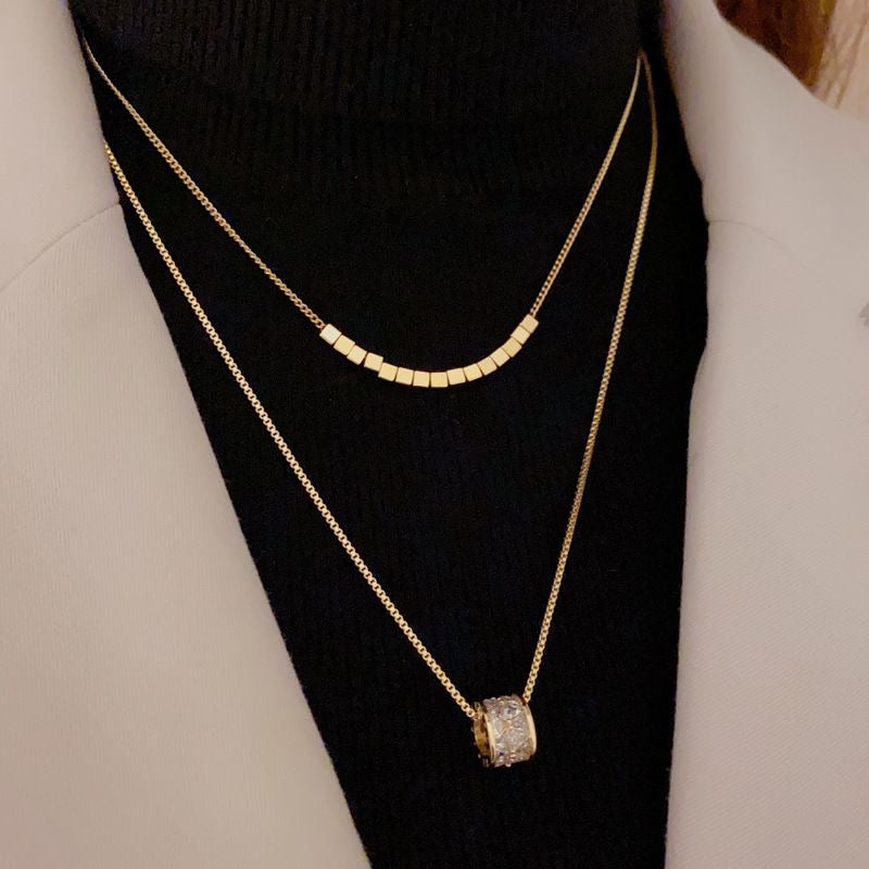 Double-Layer Gold Necklace｜双层叠戴方块弧链 × 镶钻圆柱吊坠项链